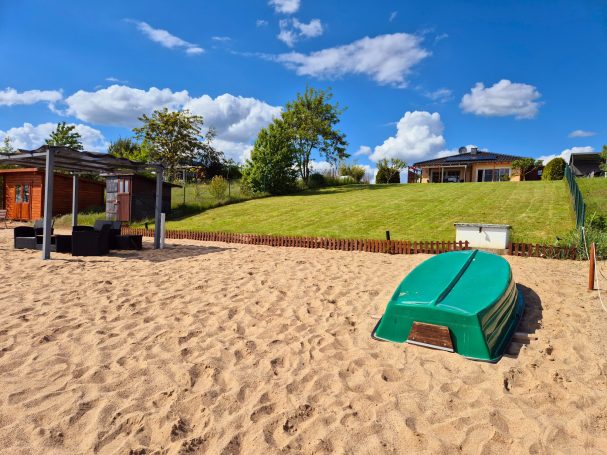 Strand mit Ruderboot